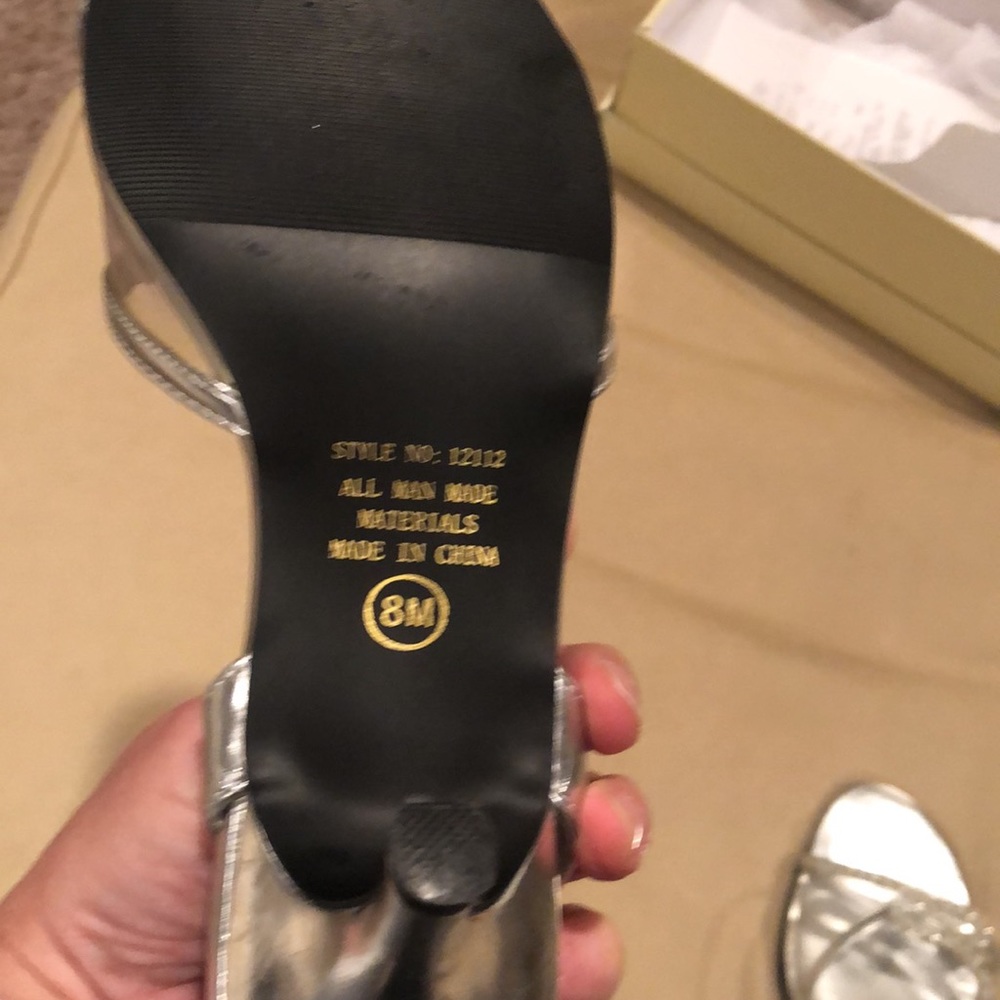 Silver heels - Picture 5 of 5